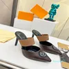 2023-Classica scarpa da barca con tacco alto Designer in pelle Tacco spesso tacchi alti pelle bovina Bottone in metallo da donna Lettera a punta Scarpe eleganti diapositive sandali pantofola taglia 34
