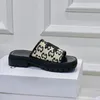Chinelos lisos acolchoados Clea com sola de couro Sandálias de plataforma Lona Triomphe Estampado dedos abertos designer de luxo para mulheres sapatilhas de férias sandália fábrica de calçados