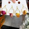 Boucles d'oreilles pendantes La goutte de fleur immortelle créative de conception sont des cadeaux faits à la main à la mode et une rose rouge haut de gamme pour les femmes.