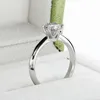 Solitaire Ring Iogou Ring Woman Trends 1 Mosanite Solitaire Förlovningsring med certifikat 925 Silver 18K Vittguld Fina smycken 230609
