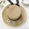 Wide Brim Chaps Summer Bride Straw tissage Chapeau Mariage avec Pearl Bride / Mme Lettre décous