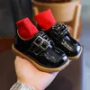 Płaskie buty 2023 Baby Boys Fashion Wedding Wedding Patent skóra dla mokasyna Dzieci Czarne dziecko 1 2 3 4 5 6 lat