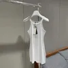 Vestidos casuais básicos Designer de verão Novo estilo minimalista Versátil fino e redutor de idade Bordado Regata de alça pequena Saia KRIC