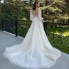 Délicat Dentelle Appliqued Col En V Plus La Taille Une Ligne Robes De Mariée Avec 3/4 Manches Longues Tulles Romantique Boho Jardin Robes De Mariée Sexy U Dos Nu Robes De Mariee CL2434