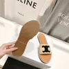 Hochwertige Lympia Flat Slides Hausschuhe, Ledersohle, Raffia-Sandalen, Triomphe, geprägte offene Zehen, Luxus-Designer für Damen-Ferienwohnungen, Sandalen aus der Fabrik, Schuhe