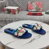 Neue Sommerblume Strass Hausschuhe Slides Sandalen offene Zehen flache Absätze Damen Luxus Designer Lederlaufsohle Mode Freizeitschuhe Fabrikschuhe Größe 34-42