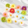 Torkade blommor 500st Partihandel Artificial Silk Daisy Wedding Party Home Decoration Huvudbonad handledsblommor julkrans