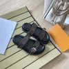 Luxuriöse Designer-Sandalen aus Leder und Segeltuch mit Strandschnalle, Bom Dia, bequeme, geprägte Mule-Schuhe für den Sommer, flache Schuhe mit 2 verstellbaren Riemen
