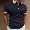 Polos masculinos verão casual roupas masculinas de golfe premium xadrez vermelho emendando manga curta camisa polo moda bolso decoração camiseta masculina 230612