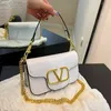 Väskor 2023 Tidig vår Ny högkvalitativ mode Simple Crossbody Bag Women's Bag Single Shoulder Bag Chain Underarm 80% Online Outlet Store RMBA