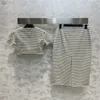 Vestido de duas peças feminino conjuntos de roupa ternos com sinal de triângulo de letra meninas Milan Runway marca algodão Outwear camiseta curta camiseta e saias midi linha A YLFJ