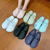 Slippare kvinnor sandaler tofflor hem bekväma stängd tå sommarstrand flip flops skor solida glidbad platt bad utanför män tofflor j230613