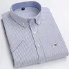 Mäns casual skjortor 2023 Summer Men's Short Sleeve Square Neck Plaid Stripe All Cotton Oxford Textile Business Single Pocket Shirt S-7XL