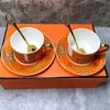 Кружки роскошные чайные чашки и блюдцы набор из 2 тонких кофейных кофейных чашек золотая ручка Королевская фарфоровая чайная вечеринка набор эспрессо 230612
