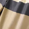 شورتات مصممي للسيدات رجال وقميص مجموعة مسارات رجالي رجالي بدلة ملابس رياضية شاطئية قصيرة الأكمام قميص جديد مع طية صدرية مصممة مخططة بدلة صيفية