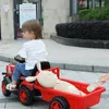 子供の子供の子供たちは、4輪トラクターの自動車充電モーターカーライドおもちゃの子供リモコンカーに乗る電気自動車の子供たち