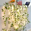 Guirlande Lumineuse Solaire, 33ft 100 LED Guirlande Lumineuse Solaire, Blanc Chaud 8 Modes Vert Feuilles Artificielles Plantes Guirlande de Vigne, Fête Mariage Jardin Clôture Cour Décoration Murale