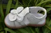 Сандалии искренние кожаные сандалии девочек белые летние обувь для ходьбы с бабочкой против скольжения подошвы и малышей 12,3-18,3 дюйма 230613