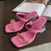 Şeffaf tıknaz topuklu katırlar terlik bayanlar moda metal zincir tasarım pembe sandalet kadınlar için açık ayak parmağı gladyatör ayakkabıları slaytlar
