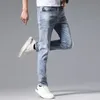 Jeans de grife masculino claro céu azul jeans elástico envelhecido cor sólida ajuste fino motocicleta motociclistas denim para homens moda homem azul calças hip hop