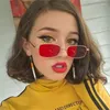 Zonnebril 2023 Mode Kleine Rechthoek Voor Mannen Retro Rode Lens Vrouwen Zonnebril Geel Metalen Frame Shades Eyewear