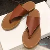 Svart thong calfskin designer sandaler tofflor runt fiskbensform övre med logotypaktuella takbundna icke -slip sulor sillbens sandaler retro strandsandal