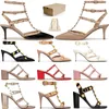 Med Box Valentinoity Designer VT Sandal With Box Dam Designers högklackad klänning Skor Ankelrem Roman Stud sandal Nitar svart stil WlN