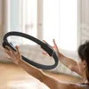 Yoga cirklar fitnessring cirkel pilatesflicka tränar hemmestånd elasticitet gymträning pilates tillbehör p230612