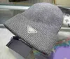 Pレターネットレッドハット冬の女性のハイアウトウールウォームウールハットメンズ新しい冷たい帽子針