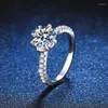 Anelli a grappolo Trendy 2ct Round Moissanite Diamond Ring Women 925 Sterling Silver 8 Prong Moissanita Fidanzamento Placcato in platino Test di superamento