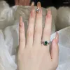 Anillos de racimo Anillo de circón de moda 925 Sello de simulación Esmeralda incrustada Damas Fiesta Cumpleaños Joyería Regalo al por mayor