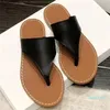 Svart thong calfskin designer sandaler tofflor runt fiskbensform övre med logotypaktuella takbundna icke -slip sulor sillbens sandaler retro strandsandal