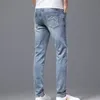 Jeans firmati da uomo Light Sky Blue Distressed Tinta unita Slim Fit Motociclisti Denim For Men Fashion Mans blu Pantaloni Hip Hop