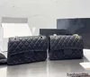 Pacote de luxo de 23 cm Clássico com aba dupla Ombro Cc Bolsa de mão feminina de pele de carneiro Bolsa tiracolo de metal prateado Caviar Bolsas cosméticas