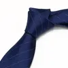 Bow Ties High Quality 2023 Designer Fashion Navy Blue White Pinstripe 8cm för män Slipsa Business Formal Suit med presentförpackning