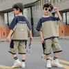 Kläder sätter pojkar sommardräkt koreanska stil barnbarn och tonåringar korta ärm shorts tvådelar set fashionabla eleganta kläder 230612