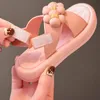 Сандалии милые сандалии дизайна цветов для маленьких девочек Легкие дышащие сладкие принцессы для девочек сандалии обувь повседневные пляжные сандалии для малышей 230613