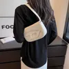 La popolare borsa dal design di nicchia di quest'anno 2023 nuova borsa da donna estiva versatile borsa a tracolla borsa quadrata IA8U Vedi lo sconto del 50% sull'outlet online
