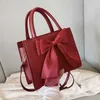 Borsa da sposa avanzata Borsa da sposa rossa portatile Estate da donna 2022 Nuova borsa a tracolla da damigella d'onore da cerimonia nuziale a farfalla 230614