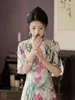 民族衣類fzslcyiyi改善飛行袖マンダリンカラーqipao中国伝統的な葉印刷されたサテンチョンサムの女性ドレス