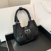 2023 moda ombro preto crossbody bolsa feminina novo designer de verão bolsa axila doce legal picante menina motocicleta hobo d2306143s