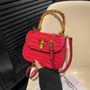 Nova bolsa feminina alta padrão de crocodilo bambu nó bolsa doce sólida sela moda crossbody fábrica on-line 70% venda