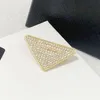 Högkvalitativ triangeldesigner Mens Women Pins Brosches Luxury Brand Letters Brosch Pin For Suit Dress Pins Fashion Jewelry Accessories