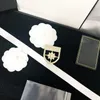 Luxe Femmes Hommes Designer Marque Lettre Broches Plaqué Or 18K Incrustation Cristal Diamant Bijoux Broche Charme Broche 2023 Marry Christmas Party Cadeau Accessoires DHL Gratuit