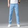 Mäns jeans 2023 Summer Ice Silk Fabric Men's Strain Thin Business Casiker Classic Sky Blue Stretch Pants Mane Brand Trousers