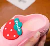 Slipper Summer Children's Slipers Söt frukt Strawberry-stil andas bekväma icke-halk mjuka hem badrum tofflor skor barn 230613