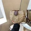 Bolso de mujer al por mayor de fábrica, bolso de playa tejido de verano, bolsos de paja de moda de verano semicirculares, bolsos de mensajero para mujer huecos hechos a mano