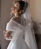 Fabulosos vestidos de noiva de organza frisados Uma linha pura pescoço manga longa vestidos de casamento ruched ombro fora Robe de sarau para noiva