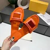 Slipare Designer Slides tofflor Kvinnor Svart Withe Banded Flats Sandaler Läder utsmyckade baguettmönster Lagen Sexig brev Beach Flip Flops J230614