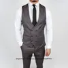 Męskie garnitury klasyczne dla mężczyzn Slim Fit Szare 3 -częściowe spodnie kamizelki kurtki Zestaw Formal Groom Wedding Peaked Lapel Tuxedo Male Busines Blazer